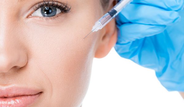 Botoks czy kwas hialuronowy – co lepiej odmładza?