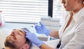 Mężczyzna na&nbsp;zabiegu botoksu