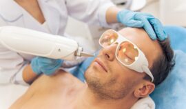 Mężczyzna na&nbsp;zabiegu laserowym w&nbsp;salonie kosmetycznym