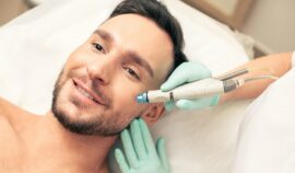 Uśmiechnięty klient podczas zabiegu mezoterapii