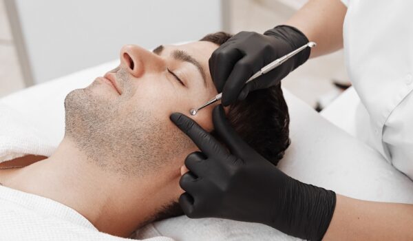 Mężczyzna na&nbsp;zabiegu z&nbsp;użyciem nici liftingujących