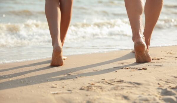Para na&nbsp;plaży z&nbsp;pięknymi nogami po&nbsp;skleroterapii