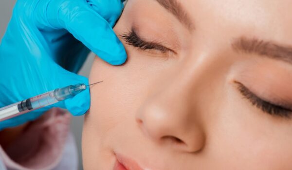 Kobieta podczas zabiegu z osoczem bogatopłytkowym