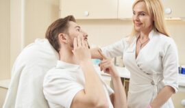 Pacjent omawia ze&nbsp;specjalistką terapię aminokwasową Jalupro