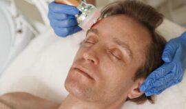 Mężczyzna na&nbsp;fototerapii