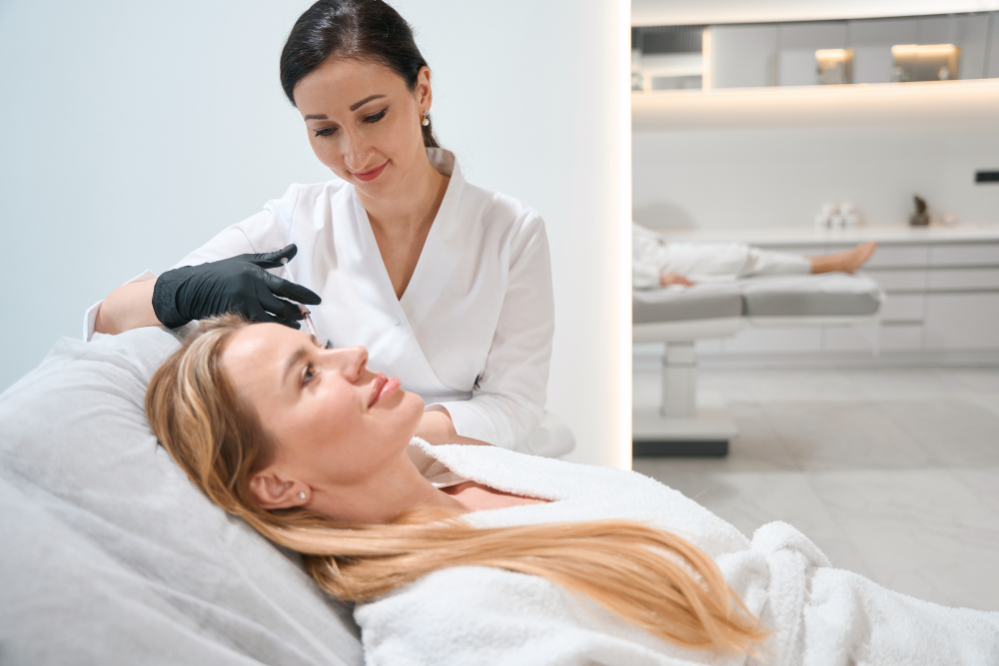 Kobieta podczas zabiegu odmładzającego z&nbsp;kwasem polimlekowym w&nbsp;centrum medycyny estetycznej